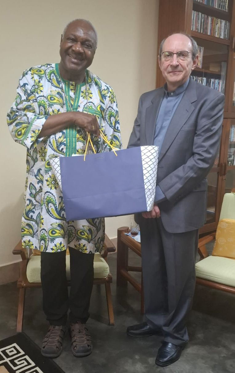 Mons. Joseph-Marie Ndi-Okalla con Michele