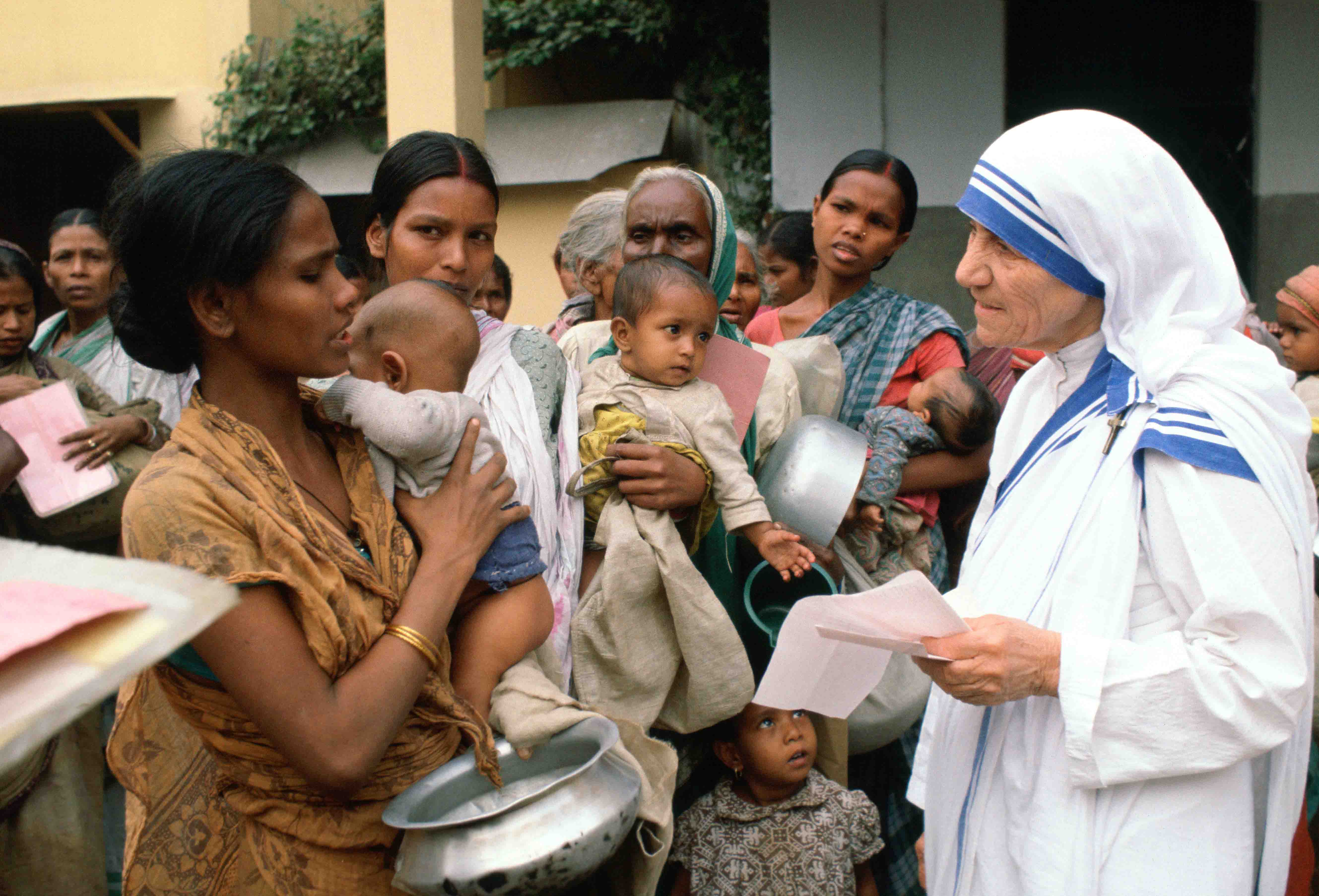 AEC4E4 Mother Teresa with mothers and children at her Mission in Calcutta India