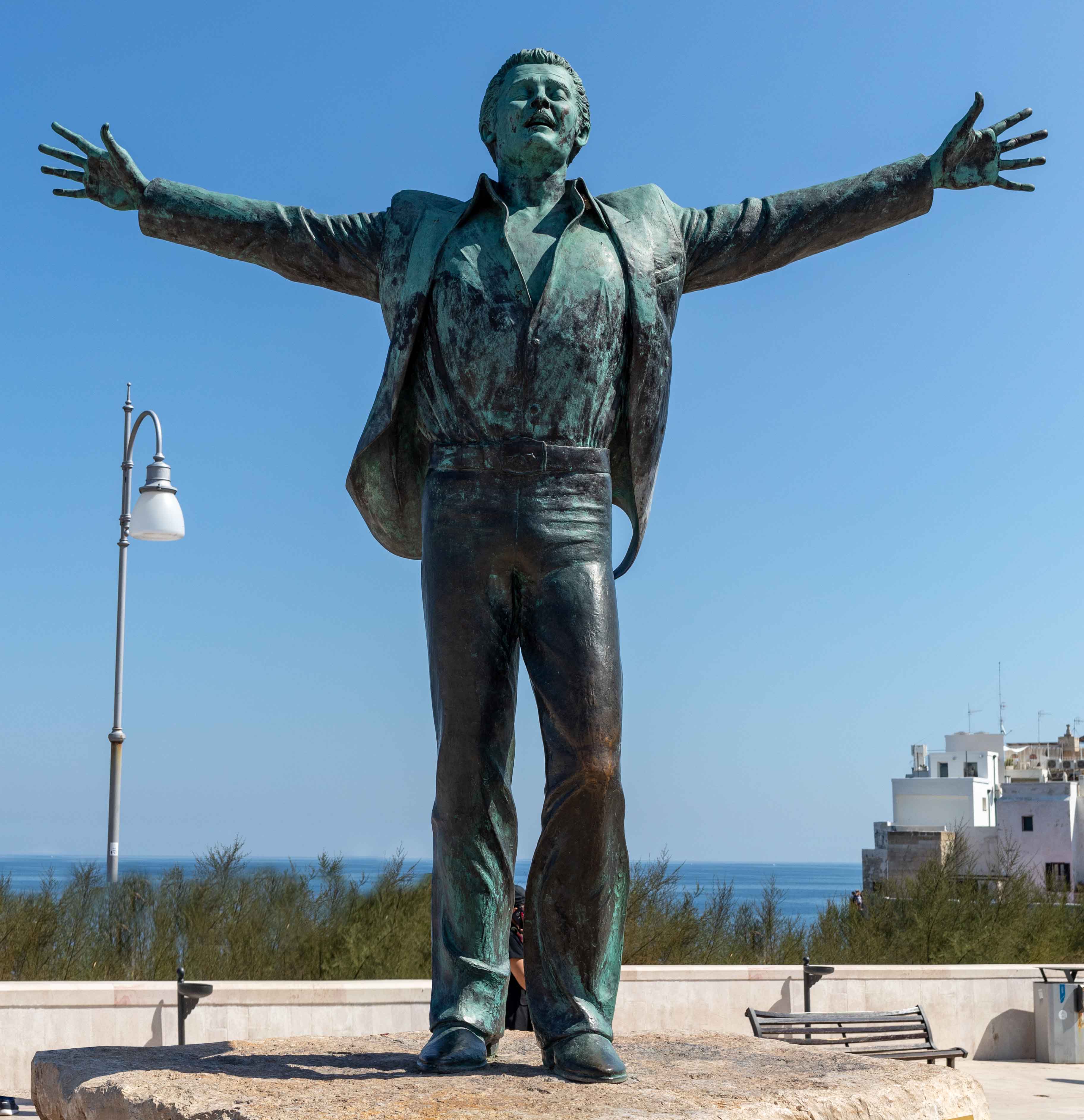 Statue de Domenico Modugno à Polignano a Mare