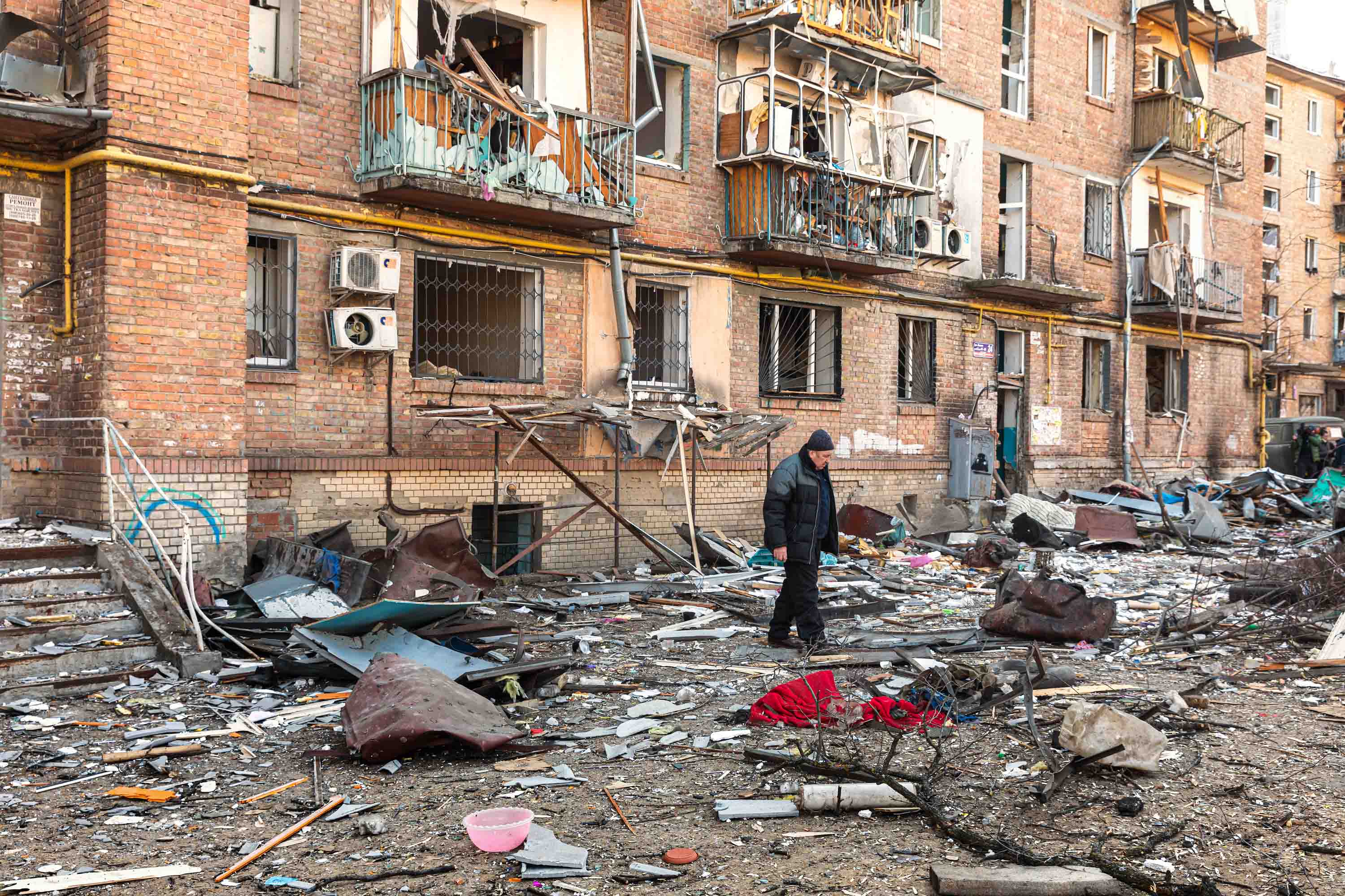 Bombardeos en Ucrania È possibile un paragone shutterstock 2136864185