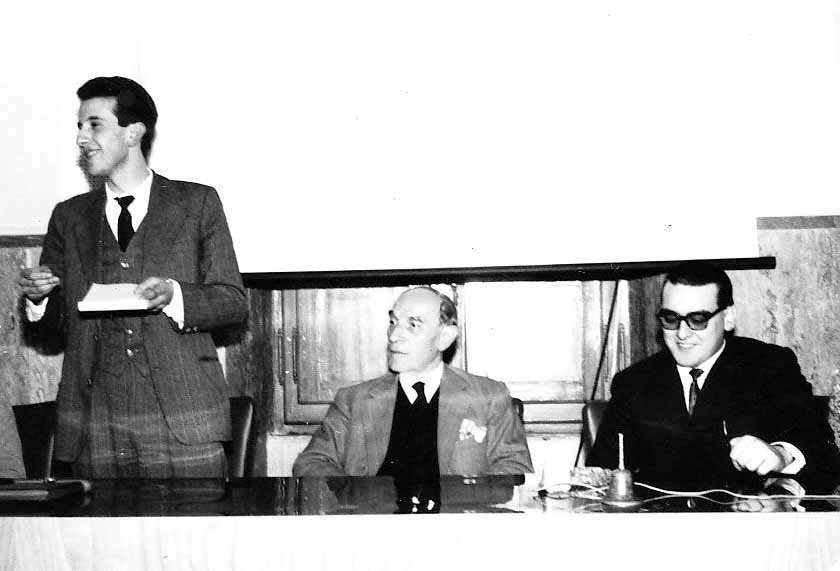 Emilio mentre parla ad un Convegno studentesco