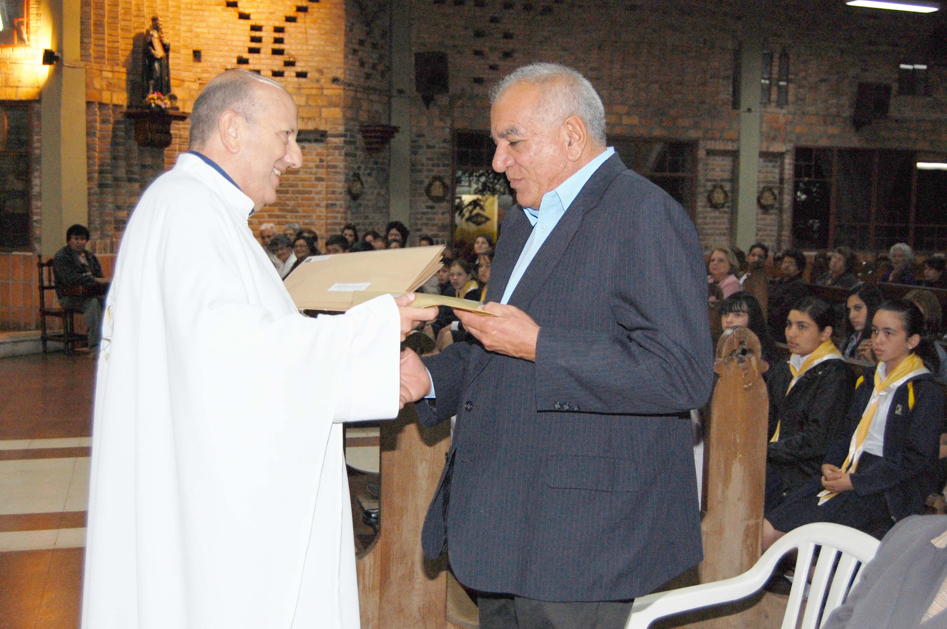 Don Emilio consegna l'omelia all'attuale Sindaco di Ypacaraí, Sig. Rubén Ramón González Lezcano