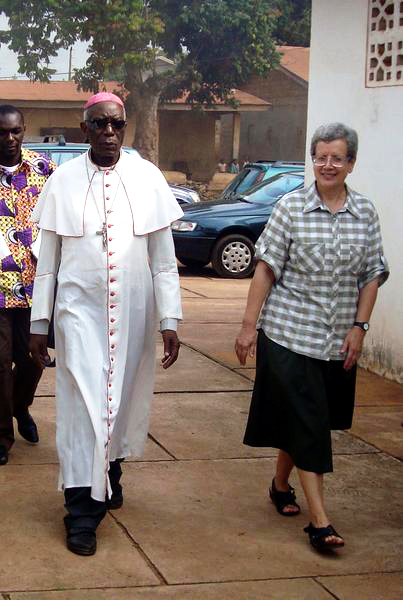 Silvia avec Mgr Athanase Bala